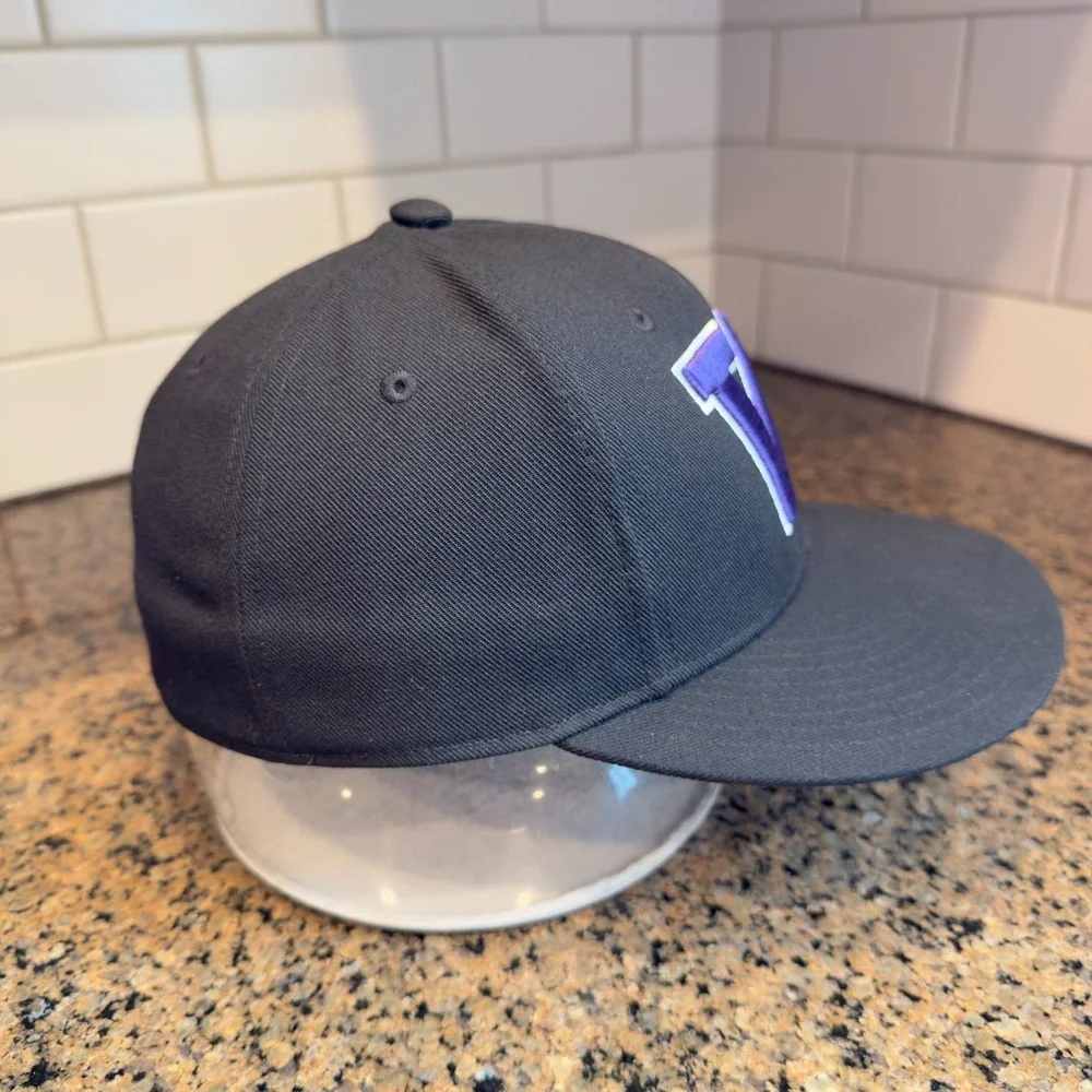 Washington Huskies‎ Adidas Hat Cap size 7 1/4 Black Purple